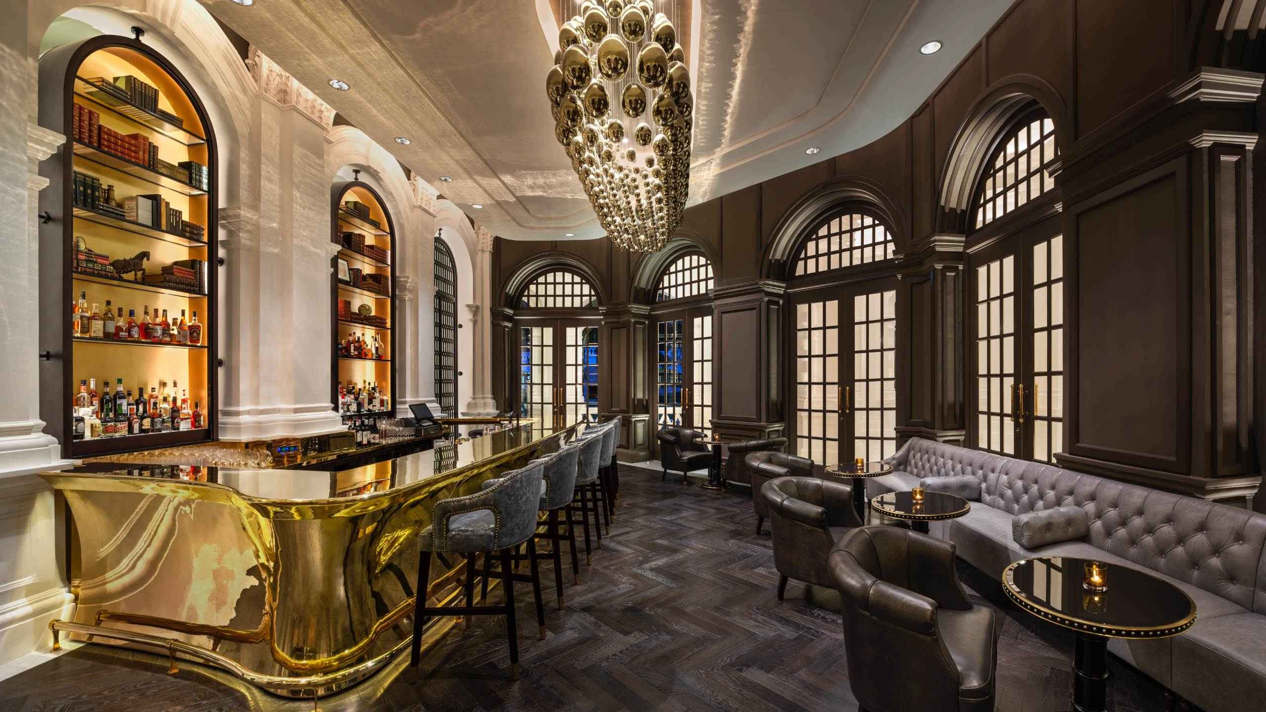 raffles-hotel-singapore-bar-interior-drinks-luxury