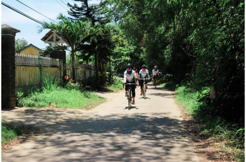 luxury-cycling-ho-chi-minh-hue-village-vietnam-locals-explore-province